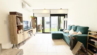 Casa en venta, alberdi, rosario, tipo dúplex 2 Dormitorios con patio y cochera