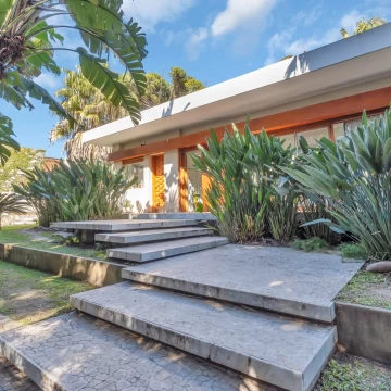 Casa en venta de 6 dormitorios en Olivos. Gran jardín, pileta y diseño único.