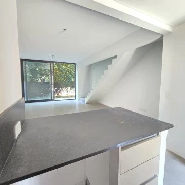 Departamento 3 amb. en duplex con jardin