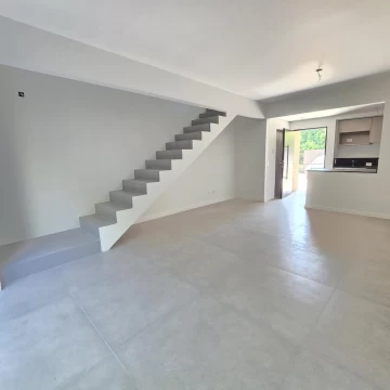 Departamento 3 amb. en duplex con jardin