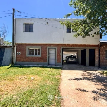 VENTA - 3 casas construidas en un mismo lote de 197,90 m2. Desarrolladas en dos plantas. Ibarlucea.