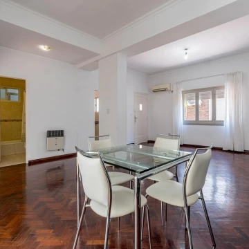 VENTA - Casa de pasillo de 3 dormitorios con patio y balcón. Centro, Rosario.