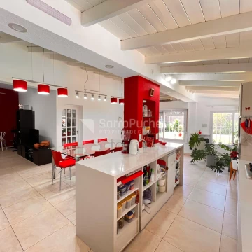 Venta Casa 4 ambientes en doble lote con patio, piscina y cochera en Morón