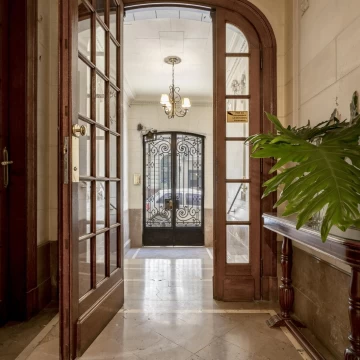 Venta Oficina Ideal consultorio 5 consultorio o des,  4 toilettes,  3 salas de espera en Recoleta