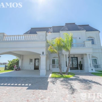 Hermosa casa estilo francés en Muelles, Puertos del Lago