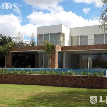 Casa a la laguna con 4 dormitorios  en venta  en Santa Barbara