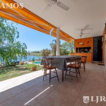 Casa sobre el lago en venta en el Barrio Vistas