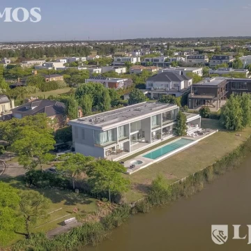 Casa a la laguna, con 4 dormitorios  en venta en  El Golf - Nordelta