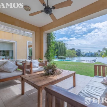 Casa al agua en venta en  Los Castores - Nordelta  con 4 dormitorios.