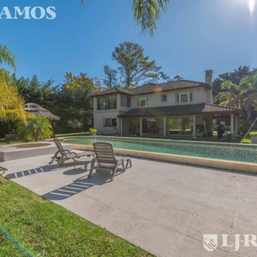 Increible Casa  Quinta en Venta en Barrio Los Naranjos 450.000 PG