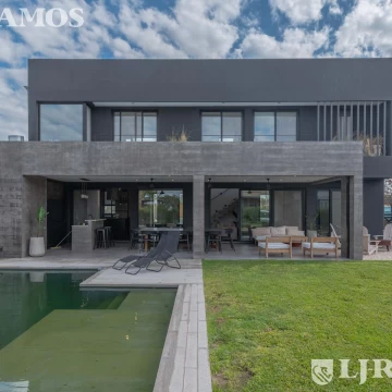 Espectacular Casa en venta sobre lote interno con pileta PG