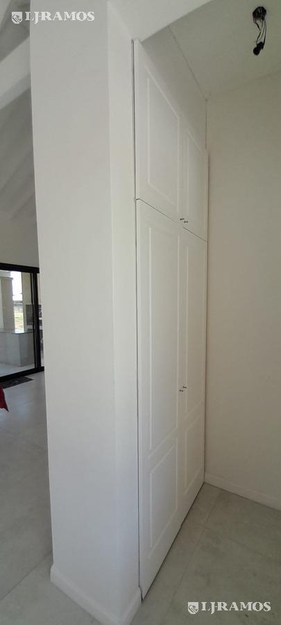 recibidor , espacio amplio de guardado  en hall de entrada y acceso a una habitacion de frente