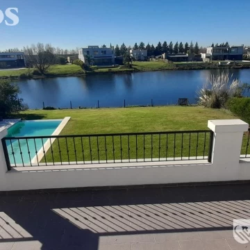 3 Dormitorios, Escritorio, Playroom y Area Servicio. Amoblada.