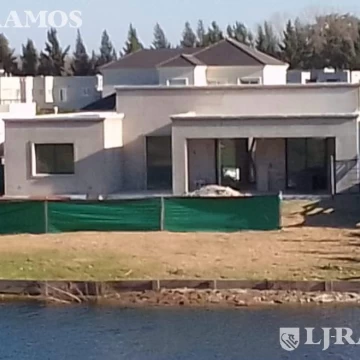 Casa a la laguna con pileta en Area 1 de  SAN MATIAS PG