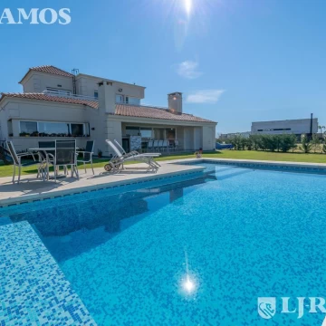 Casa de 4 dormitorios a la laguna con pileta en El Cantón Islas - PG