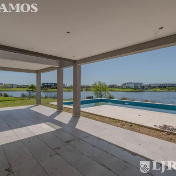 Casa al lago en venta en el Barrio Acacias, Puertos / Escobar