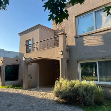 Casa 4 dormitorios, parque, piscina, en barrio Terravista, Posibilidad de financiación o permuta !!
