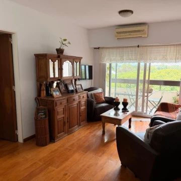 Departamento 2 dormitorios con cochera en venta en Lourdes.