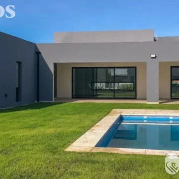Casa en venta sobre lote interno en Haras Santa Maria,  barrio Los Robles - MB