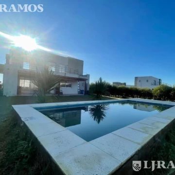 Casa 4 ambientes a la  Venta Barrio Santa Isabel II lote interno MB