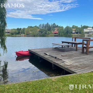 Casa al agua en barrio La laguna -Rincón de Milberg