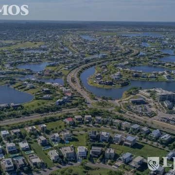 EXCELENTE LOTE AL LAGO EN EL BARRIO MARINAS DE PUERTOS DEL LAGO CENTRAL. ORIENTACION ESTE.