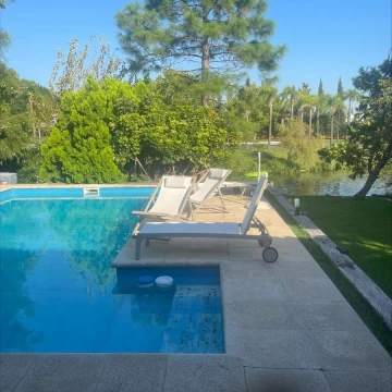 Casa al agua con 6 dormitorios, en venta en Barrancas del Lago