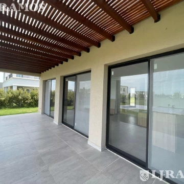 Casa en Venta sobre Lote interno El Naudir con pileta PG