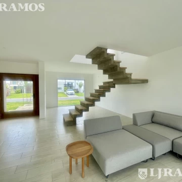 Casa a estrenar en venta en CARPINCHOS - NORDELTA