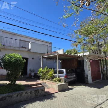 Casa con apartamento y salón en zona de Ceibal