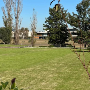 Excelente lote de 1350 m2 en venta en el barrio EL GOLF