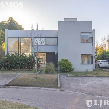 VENTA- Moderna Casa- 4 dorm- Los Boulevares Barrio Cerrado- altuta Km 38,5 Panam Ramal Pilar