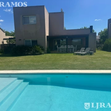 Casa con pileta en dos plantas Canton PG