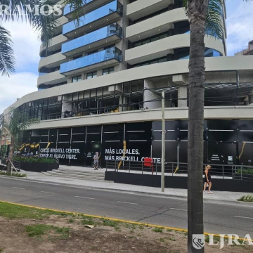 Local de 140 m2 en venta y/o alquiler en Brickell Boulevard.