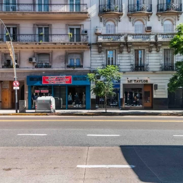 Alquiler Local Av. Santa Fe al 1500. Buena vidriera
