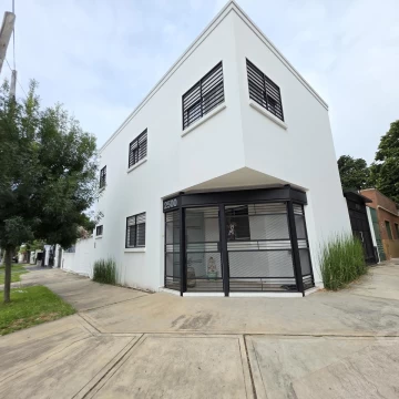 Casa en Venta en Villa Ballester - Tres Ambientes - Cochera y Jardín.