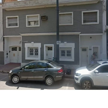 Casa en venta frente Plaza Colon alberdi , apto desarrollo