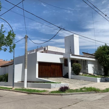 CASA EN VENTA 3 DORM PARQUE VELEZ SARSFIELD