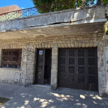 VENTA CASA 5 AMB. CON COCHERA, PATIO Y TERRAZA A REFACCIONAR 