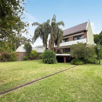 Venta casa 5 ambientes con jardín, piscina y cochera en Haedo.