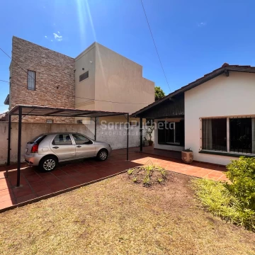 Venta casa 5 ambientes con patio, cochera y parrilla en Castelar norte.