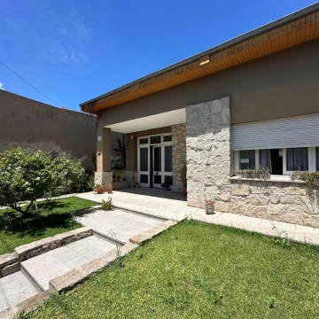 VENDE amplio imueble ubicado en Don Bosco 121