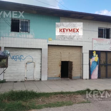 Galería comercial con cuatro locales comerciales 