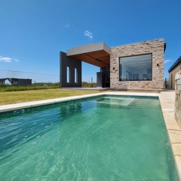 VENTA - Casa de 3 dormitorios con galería, parrillero y piscina - Barrio Brisanova, Pueblo Esther.