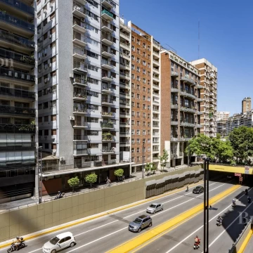 Departamento de 3 ambientes sobre Libertador, al frente con terraza propia y cochera.