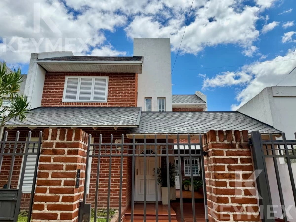 CASA EN VENTA EN LA PLATA | DOS PLANTAS | PILETA | GARAGE | ESCRITURA INMEDIATA
