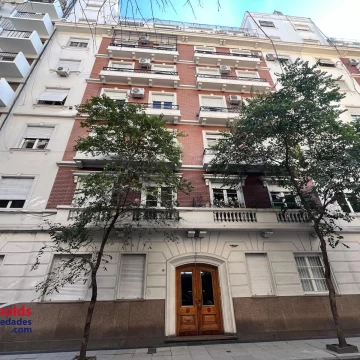 Espacioso y luminoso departamento para refaccionar