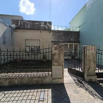 CASA DE DOS DORMITORIOS CON TERRENO LIBRE