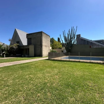 VENDE/PERMUTA hermosa propiedad en Parque Sarmiento