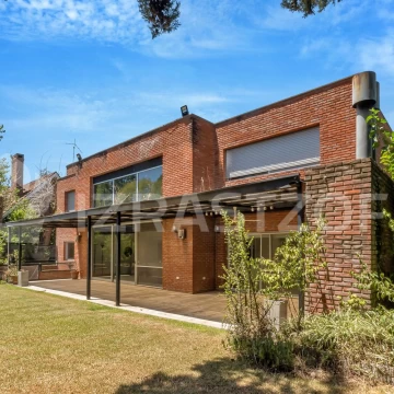 Excelente ubicación. Lote Central casa moderna y de alta calidad